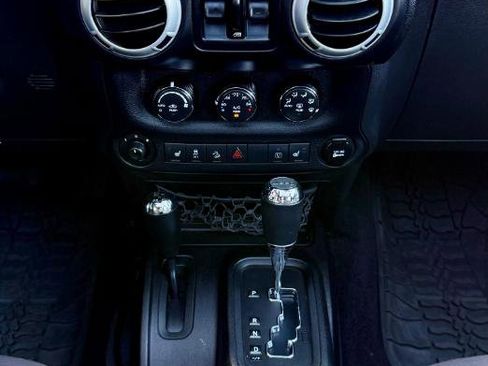 Used 2014 Jeep Wrangler Unlimited Sahara w/ Connectivity Group AWD/4WD image 27