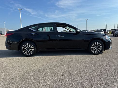 Used 2025 Nissan Altima 2.5 SV FWD image 8