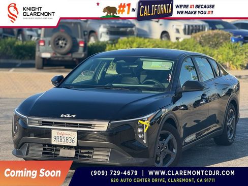 Used 2025 Kia K4 LXS image 1