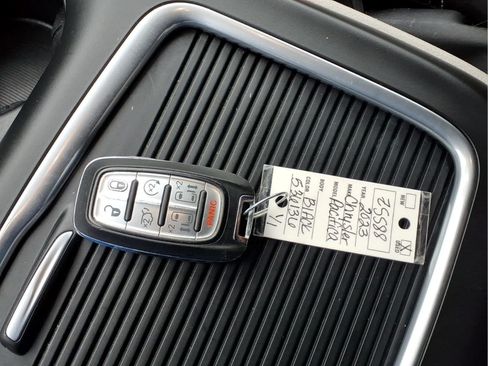 Used 2023 Chrysler Pacifica Touring-L FWD image 11