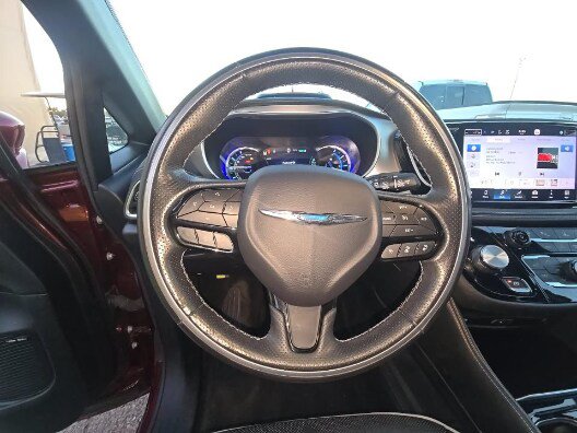 Used 2021 Chrysler Pacifica Limited w/ Uconnect Theater Family Group FWD image 15