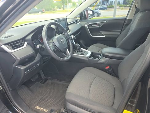 Certified 2020 Toyota RAV4 XLE w/ Convenience Package AWD/4WD image 9