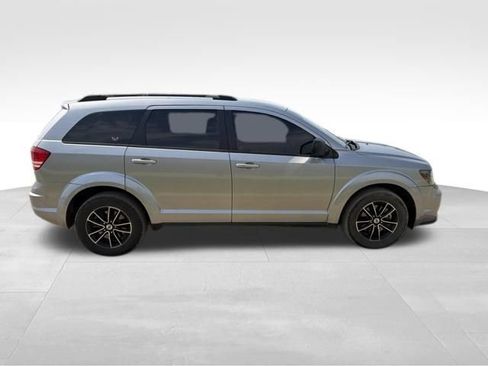 Used 2018 Dodge Journey SE w/ Connectivity Group FWD image 2