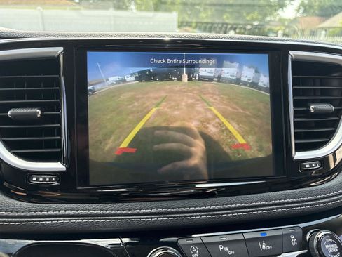 Used 2024 Chrysler Pacifica Limited FWD image 24