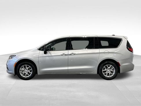 New 2026 Chrysler Pacifica Select FWD image 5