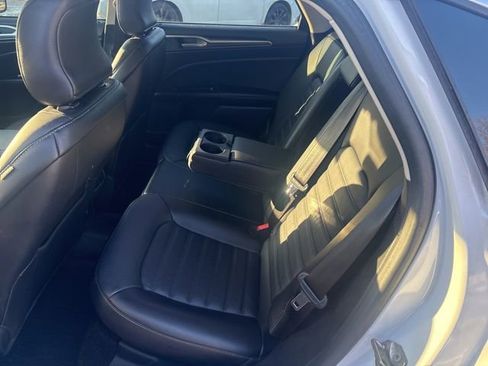Used 2017 Ford Fusion SE w/ Fusion SE Technology Package image 14