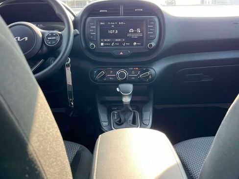Used 2025 Kia Soul LX w/ LX Technology Package FWD image 3