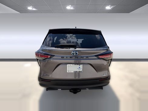 Used 2021 Toyota Sienna XLE FWD image 10