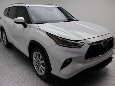 Used 2024 Toyota Highlander Limited image 6