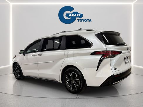 Used 2025 Toyota Sienna Platinum AWD/4WD image 11