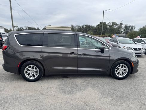 Used 2017 Chrysler Pacifica LX FWD image 4