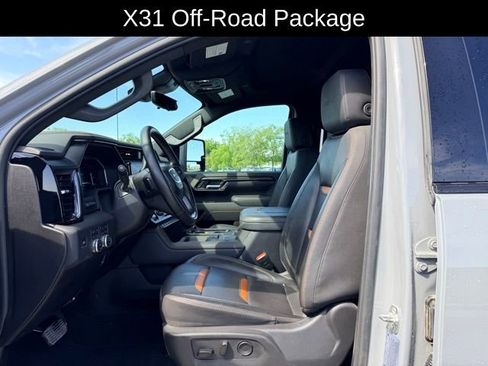 Certified 2025 GMC Sierra 2500 AT4 w/ Technology Package AWD/4WD image 8
