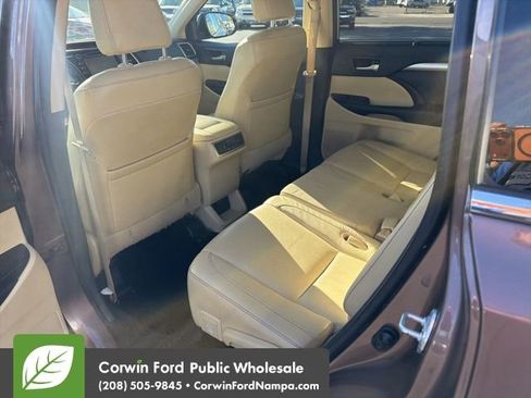 Used 2017 Toyota Highlander XLE w/ Carpet Mat Package AWD/4WD image 28