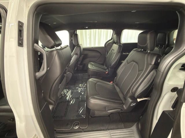 Used 2025 Chrysler Pacifica Select AWD/4WD image 20