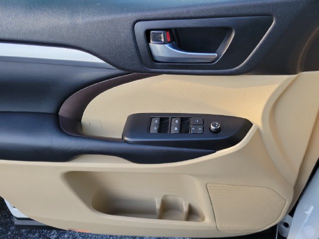 Used 2018 Toyota Highlander XLE FWD image 14
