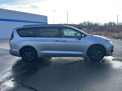 Used 2019 Chrysler Pacifica Touring-L Plus image 7