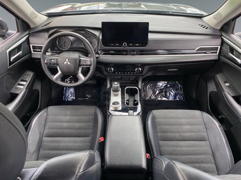 Used 2025 Mitsubishi Outlander AWD image 10