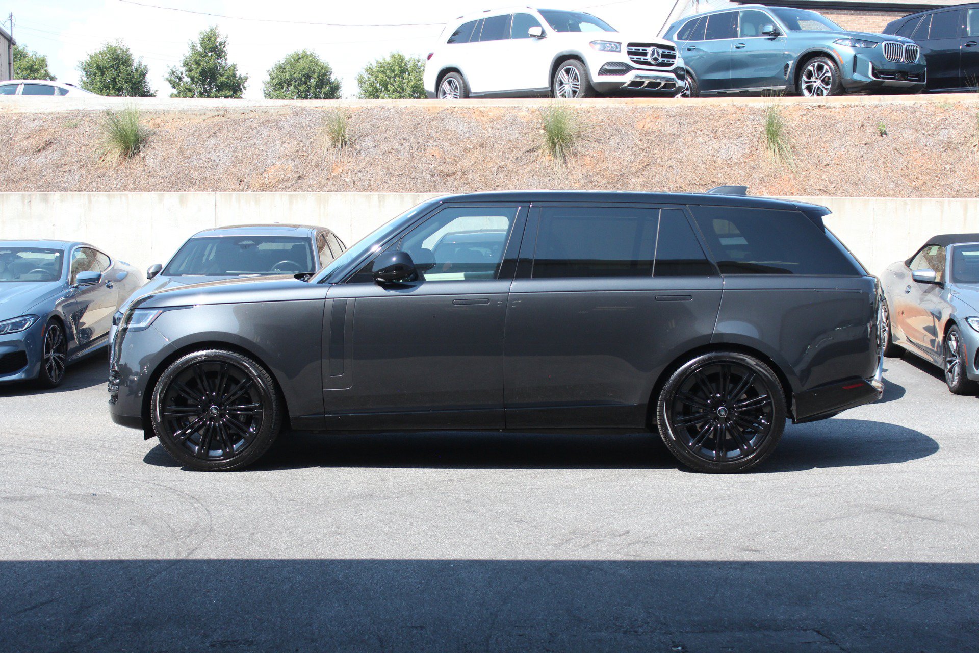 Used 2024 Land Rover Range Rover Long Wheelbase SE AWD/4WD image 3