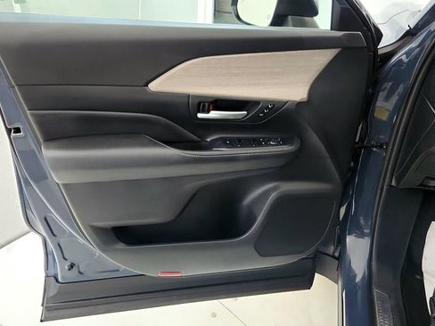 Used 2024 Toyota Grand Highlander AWD image 23