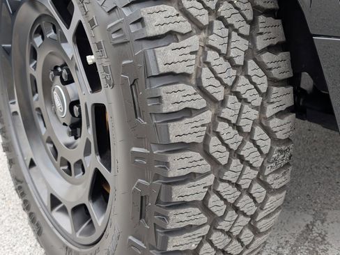 Used 2025 Land Rover Defender 110 image 35