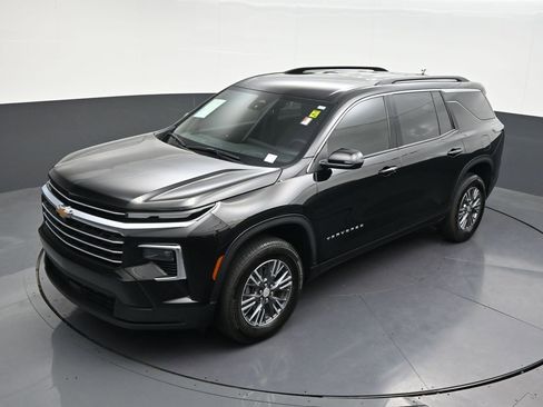 Used 2025 Chevrolet Traverse LT FWD image 18