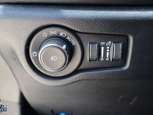 Used 2025 Chrysler Pacifica Select FWD image 13