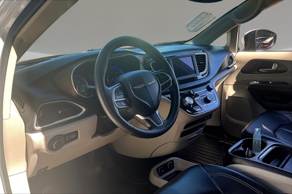 Used 2020 Chrysler Voyager Lxi FWD image 14