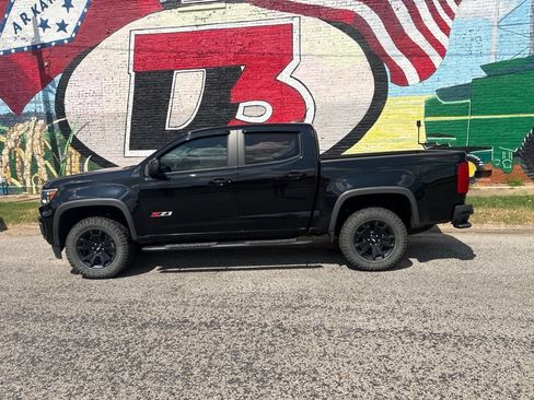 Used 2022 Chevrolet Colorado Z71 w/ Z71 Midnight Edition AWD/4WD image 3