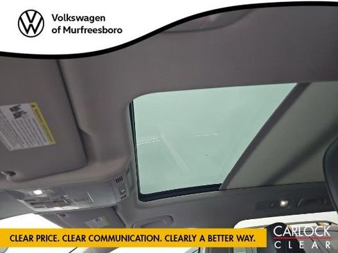 Used 2023 Volkswagen Tiguan SE w/ Panoramic Sunroof Package image 8