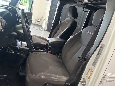 Used 2017 Jeep Wrangler Unlimited Sahara w/ Connectivity Group AWD/4WD image 21