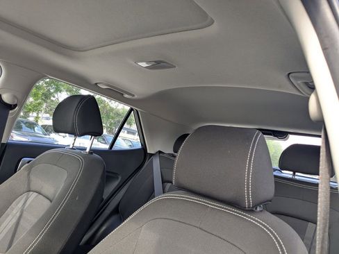 Used 2025 Hyundai Venue SEL FWD image 21