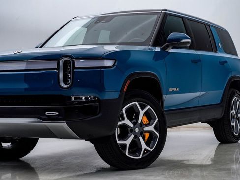 Used 2023 Rivian R1S Launch Edition image 2