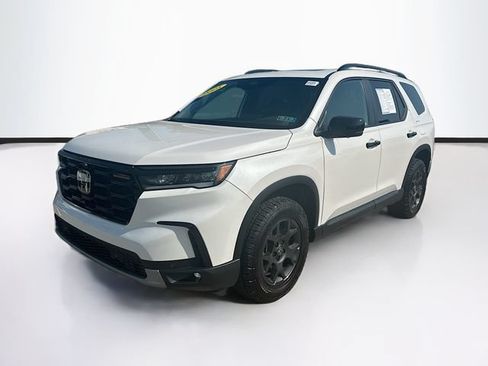 Certified 2025 Honda Pilot TrailSport image 3