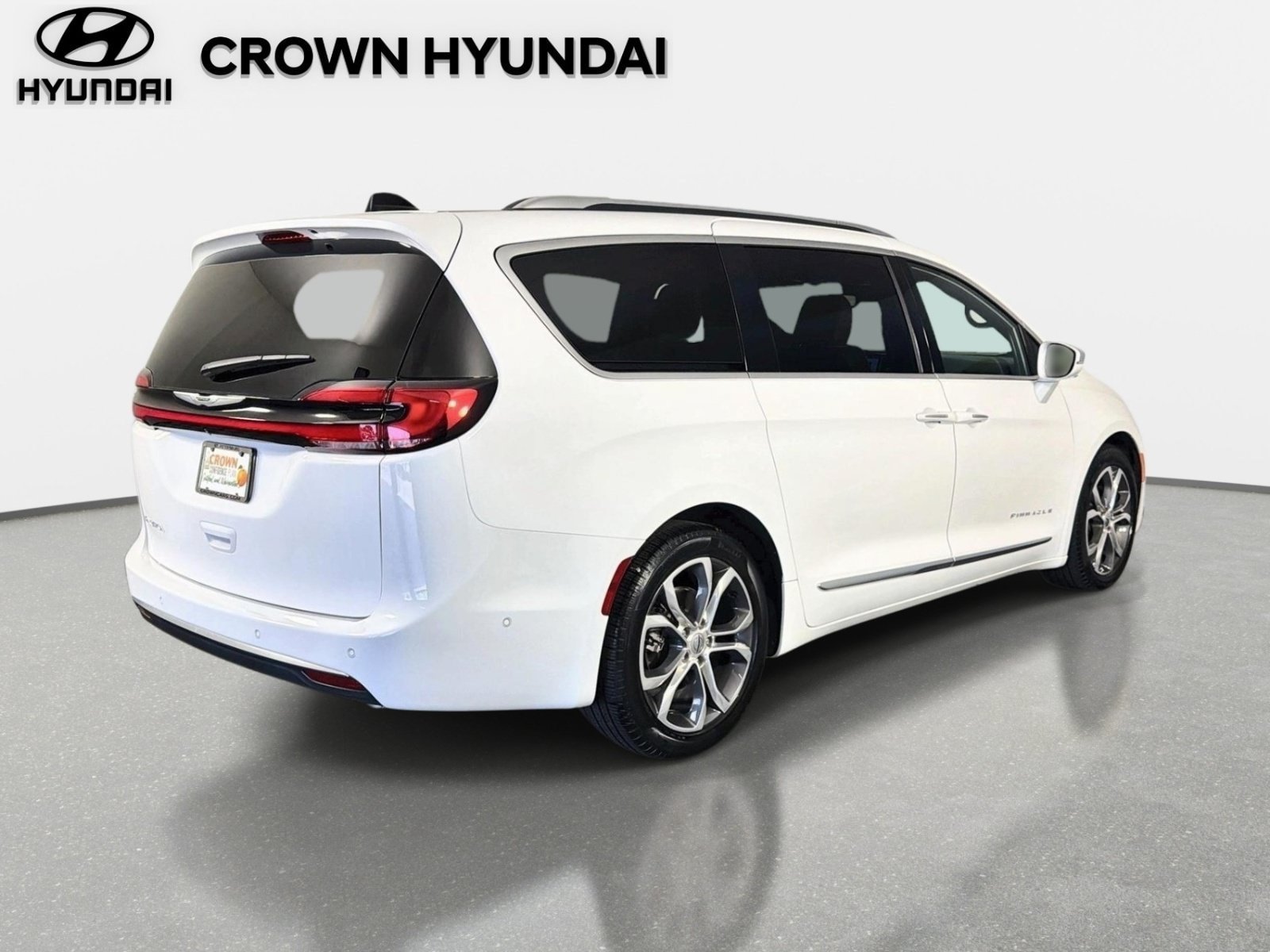 Used 2024 Chrysler Pacifica Pinnacle FWD image 6