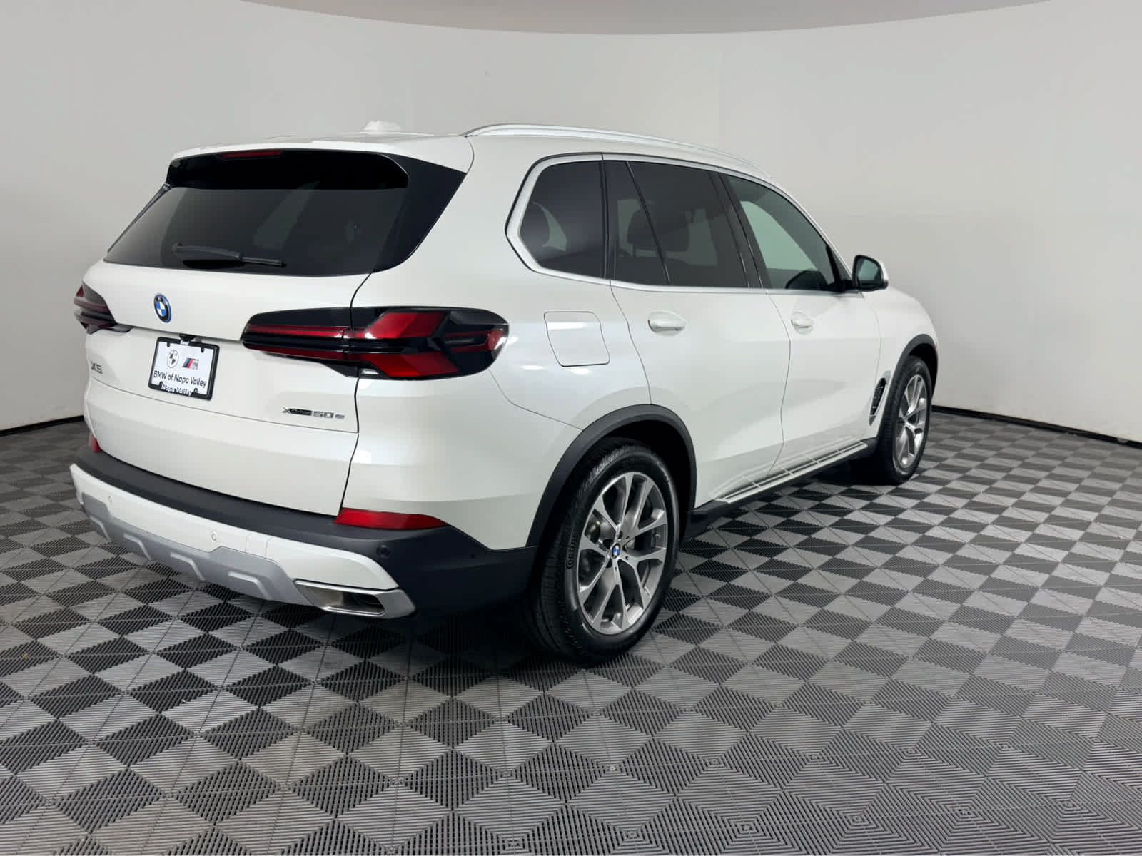 Used 2026 BMW X5 xDrive50e w/ Executive Package AWD/4WD image 3