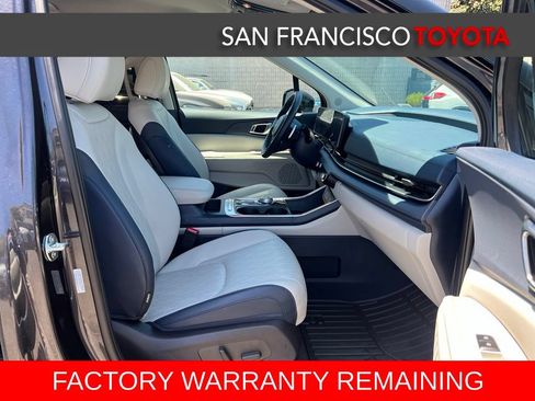 Used 2025 Kia Carnival EX FWD image 22