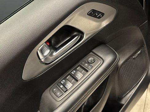 Used 2023 Chrysler Pacifica Limited w/ Uconnect Theater Family Group image 31