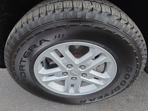 Certified 2023 Jeep Grand Cherokee Laredo AWD/4WD image 13