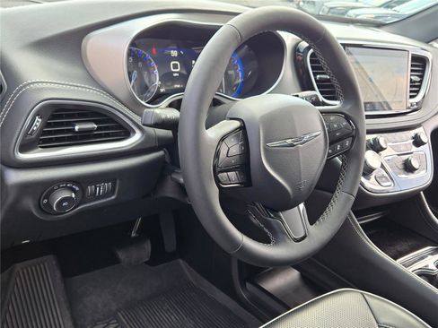 Used 2024 Chrysler Pacifica Limited w/ S Appearance Package image 21