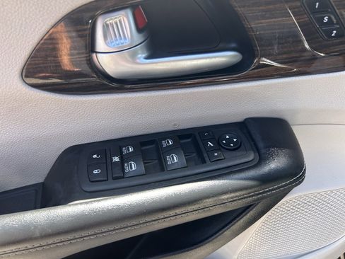 Used 2024 Chrysler Pacifica Limited FWD image 12