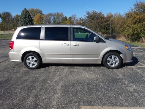 Used 2012 Dodge Grand Caravan SXT image 2