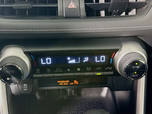 Used 2022 Toyota RAV4 LE AWD/4WD image 16