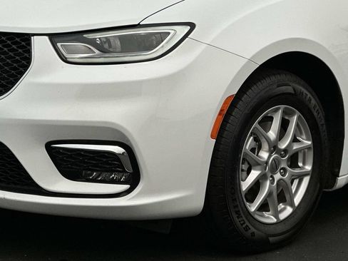 Used 2024 Chrysler Pacifica Touring-L FWD image 8