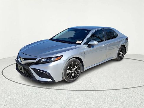 Used 2022 Toyota Camry SE image 2