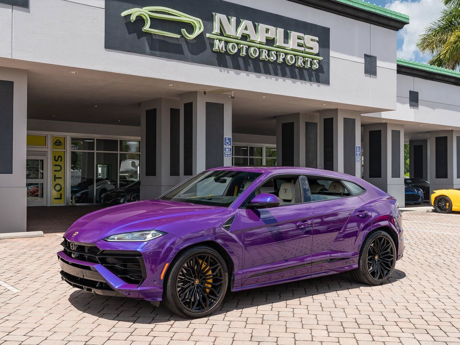 Used 2025 Lamborghini Urus SE AWD/4WD image 19