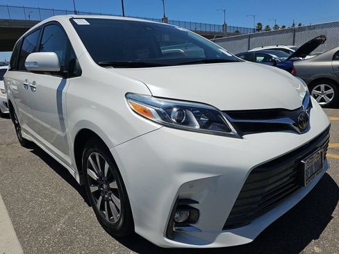 Used 2018 Toyota Sienna Limited w/ Carpet Mat Package FWD image 4
