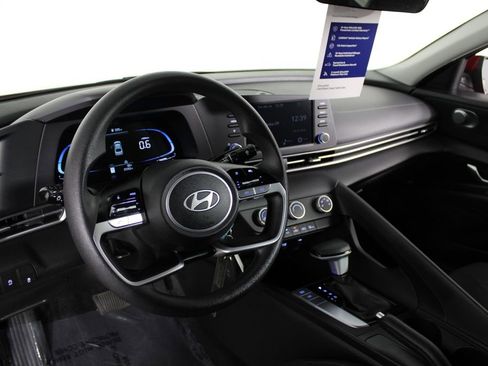 Certified 2025 Hyundai Elantra SE image 18