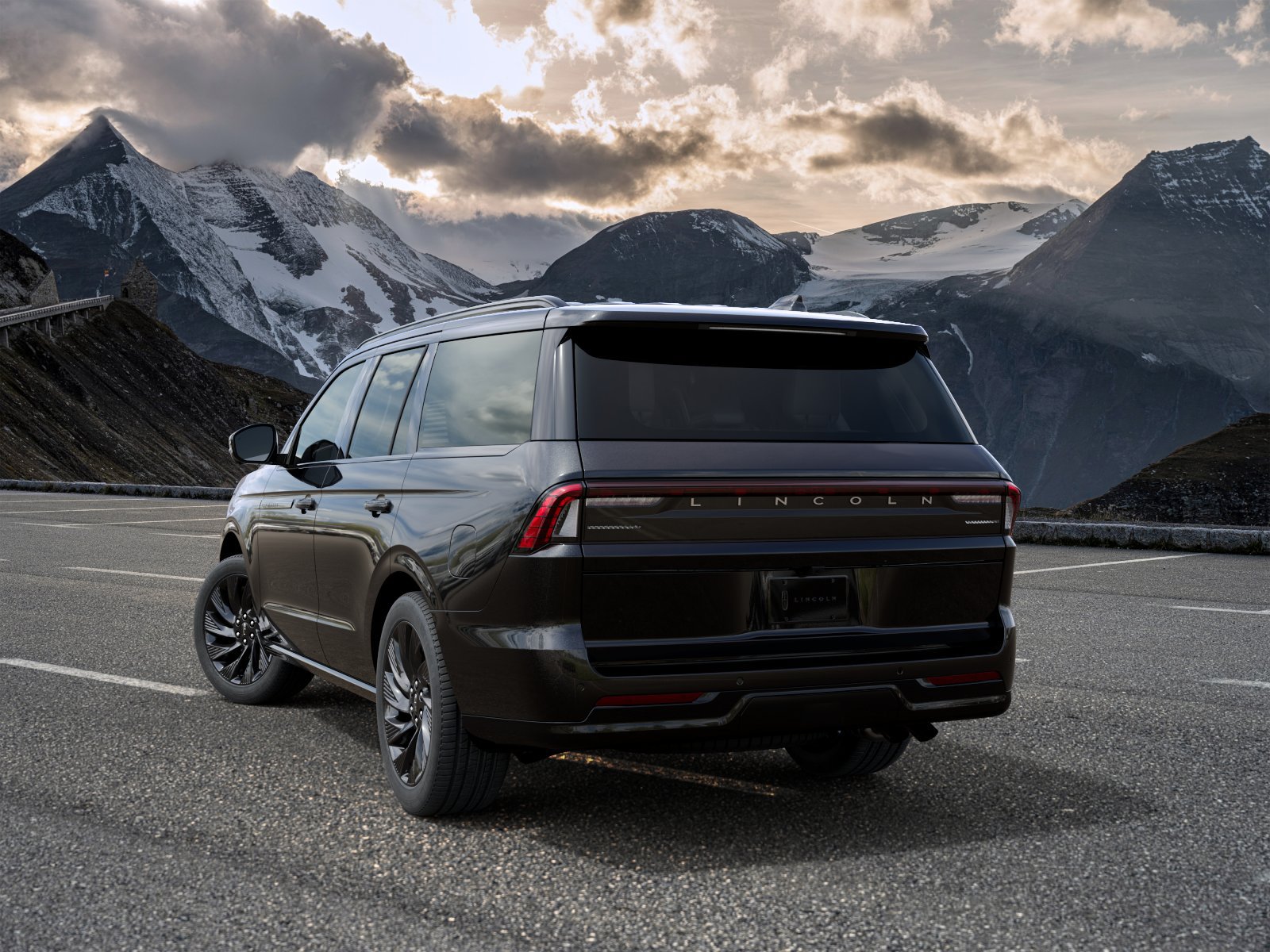 New 2027 Lincoln Navigator Reserve w/ Jet Appearance Package AWD/4WD image 3