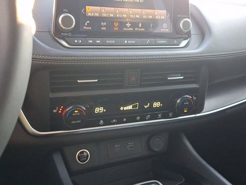 Used 2023 Nissan Rogue SV w/ SV Premium B Package image 16