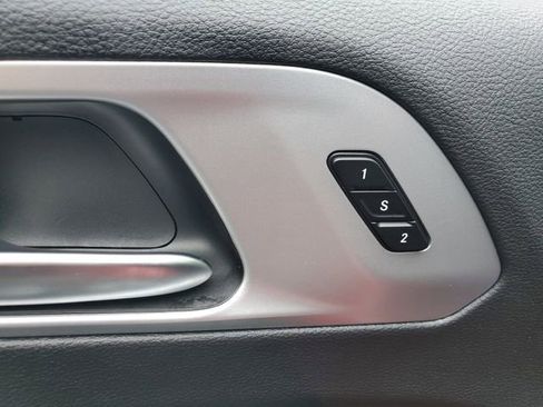 Used 2025 Chrysler Pacifica Limited image 20